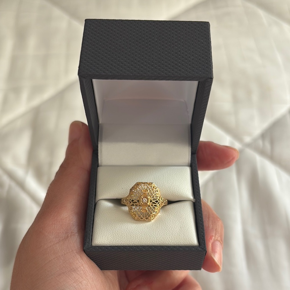 Elegant Gold Antique Art Deco Filigree Ring
